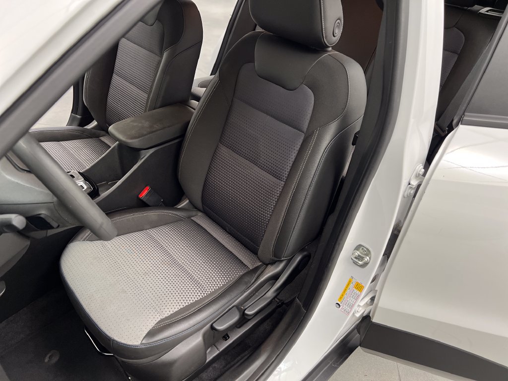 Used 2025 Chevrolet Trax LT FWD image 11
