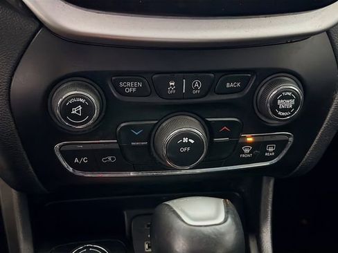 Used 2018 Jeep Cherokee Latitude Plus w/ Cold Weather Group image 14