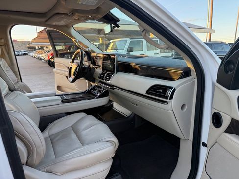 Used 2019 Lincoln Navigator Reserve image 16