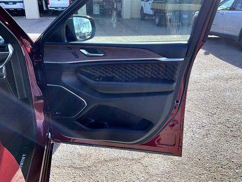 Used 2025 Jeep Grand Cherokee Summit image 17