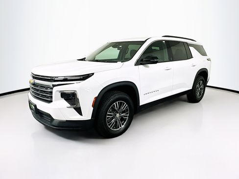 Used 2025 Chevrolet Traverse LT FWD image 3