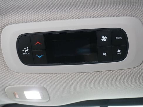 Used 2018 Chrysler Pacifica Limited w/ Tire & Wheel Group image 16