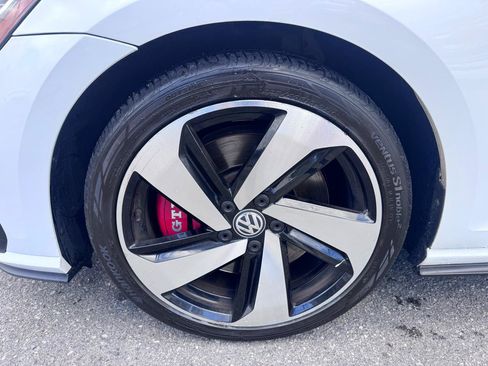 Used 2018 Volkswagen GTI SE FWD image 30