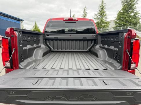 Used 2025 Chevrolet Colorado Z71 w/ Technology Package AWD/4WD image 22