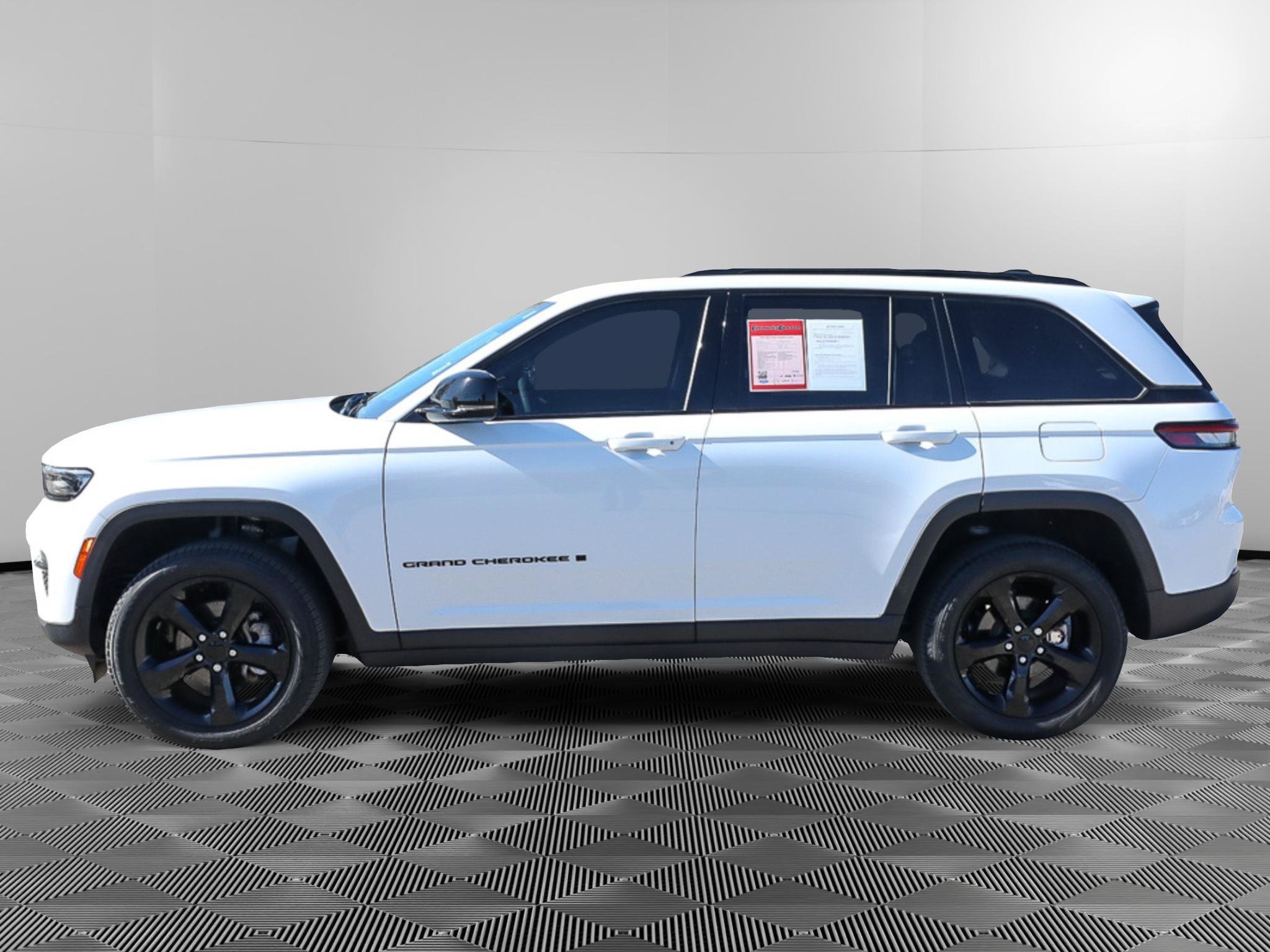 Used 2023 Jeep Grand Cherokee Limited w/ Black Appearance Package AWD/4WD image 3