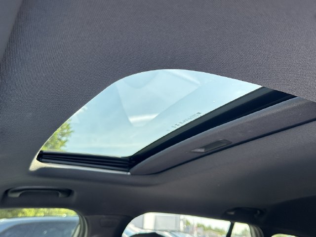 Used 2024 Chevrolet Trax RS w/ Sunroof Package FWD image 19