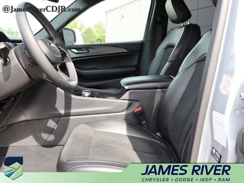 Used 2025 Jeep Grand Cherokee Altitude AWD/4WD image 23