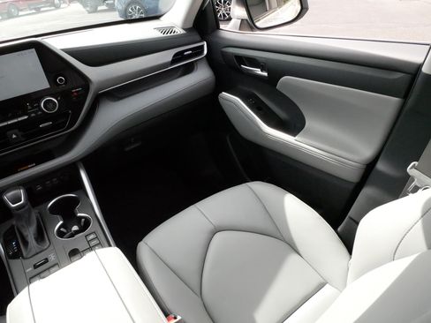 Certified 2025 Toyota Highlander XLE AWD/4WD image 11