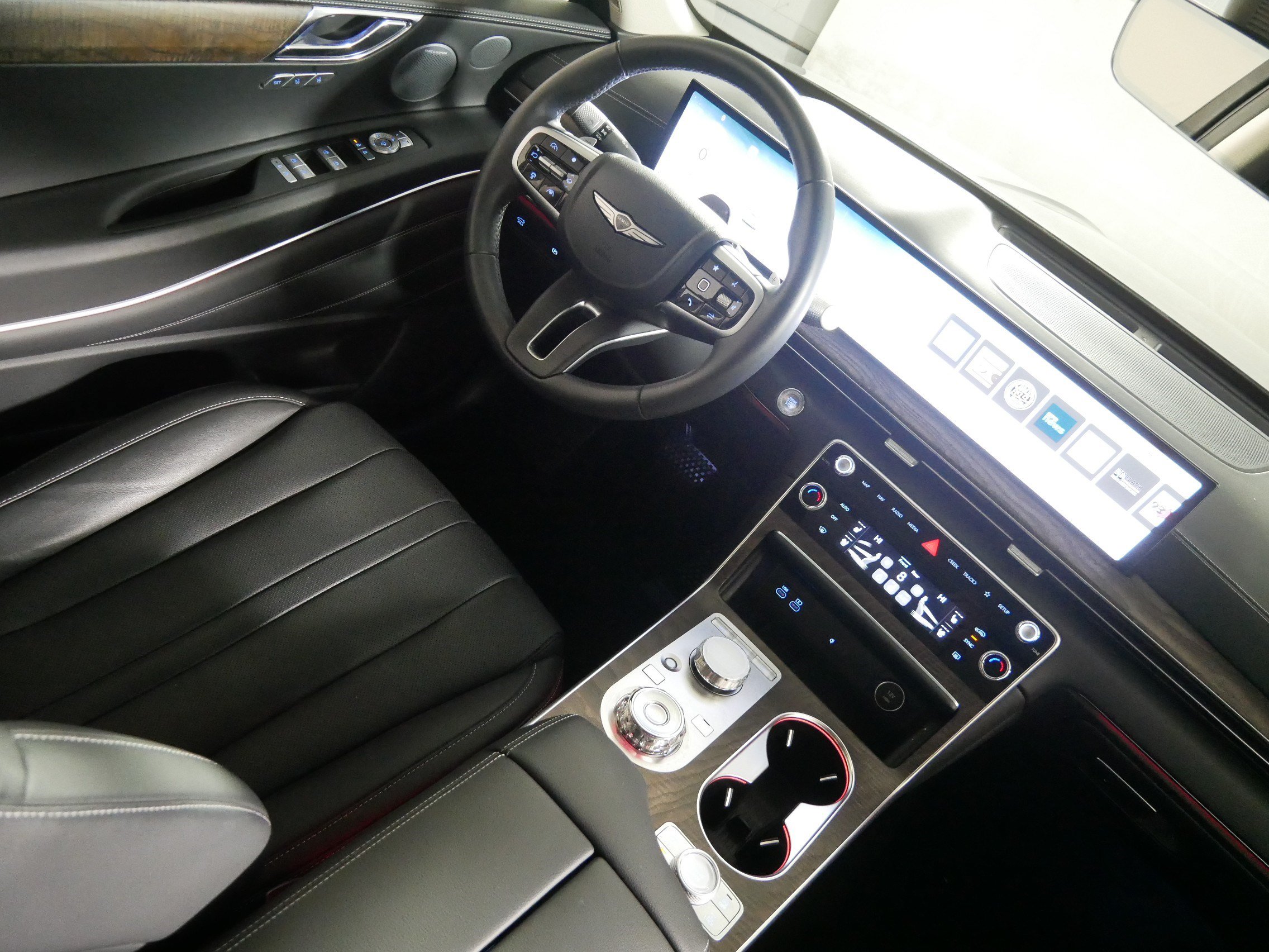Used 2025 Genesis GV80 2.5T Advanced AWD/4WD image 9