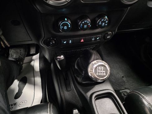 Used 2012 Jeep Wrangler Unlimited Rubicon w/ Dual Top Group AWD/4WD image 25