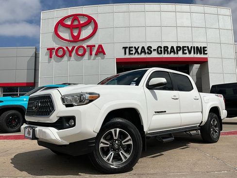 Used 2019 Toyota Tacoma TRD Sport w/ Technology Package image 2