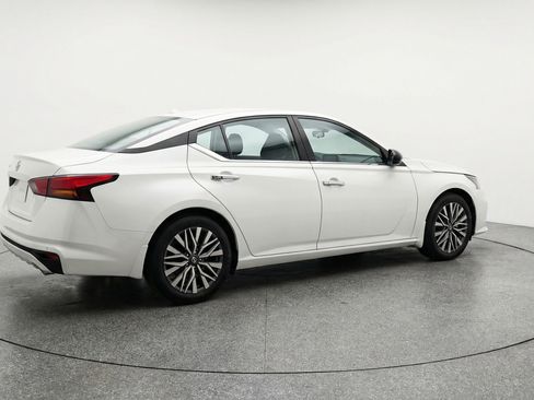 Used 2025 Nissan Altima 2.5 SV FWD image 9