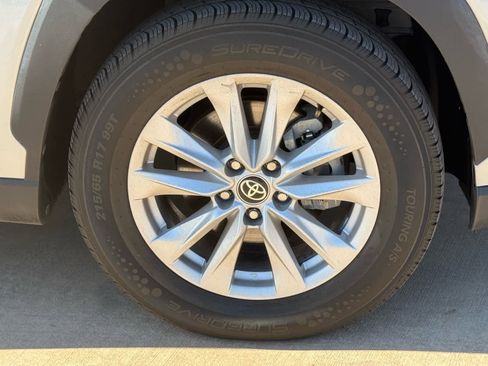 Used 2022 Toyota Corolla Cross LE image 10