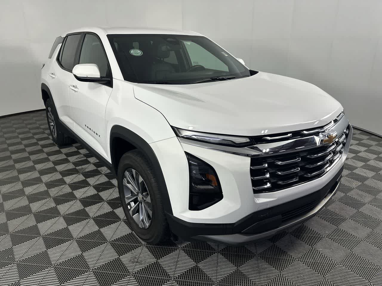 Used 2026 Chevrolet Equinox LT w/ Convenience Package II FWD image 2