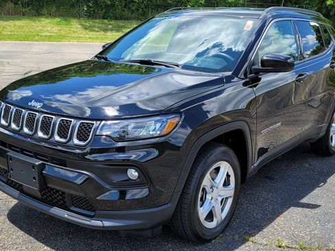 Used 2024 Jeep Compass Latitude AWD/4WD image 3