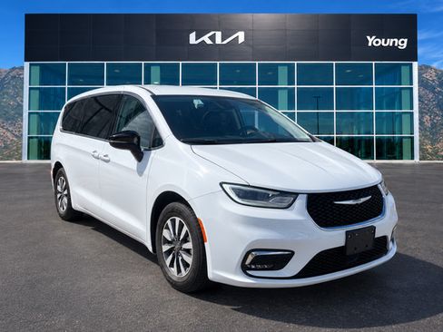 Used 2024 Chrysler Pacifica Limited FWD image 1