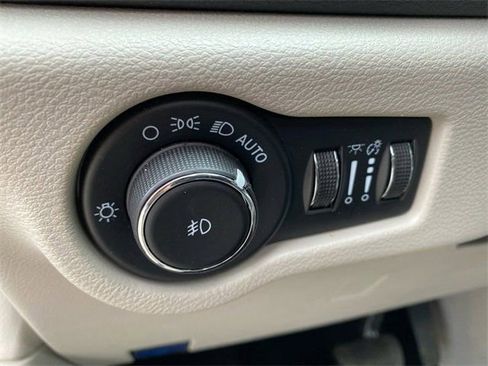 Used 2023 Chrysler Pacifica Limited image 13