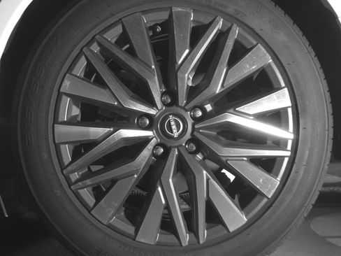 Used 2025 Nissan Altima 2.5 SV FWD image 14