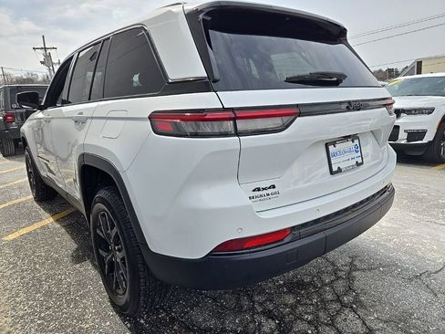 Certified 2025 Jeep Grand Cherokee Altitude AWD/4WD image 9