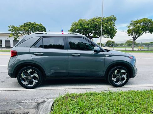 Used 2022 Hyundai Venue SEL FWD image 6