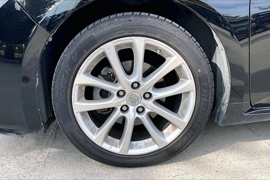 Used 2013 Toyota Avalon Limited w/ Technology Pkg FWD image 11