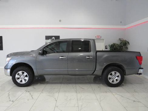 Used 2018 Nissan Titan SV AWD/4WD image 7