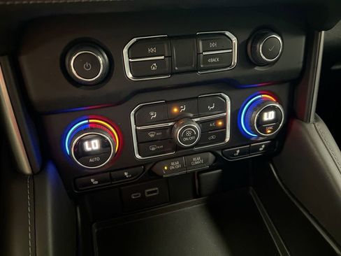 Used 2022 Chevrolet Tahoe LT w/ Luxury Package AWD/4WD image 16