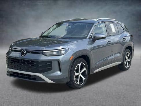 Certified 2026 Volkswagen Tiguan SE FWD image 2