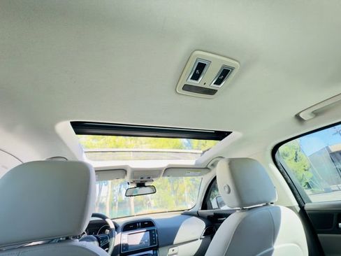 Used 2017 Jaguar XE Prestige image 29