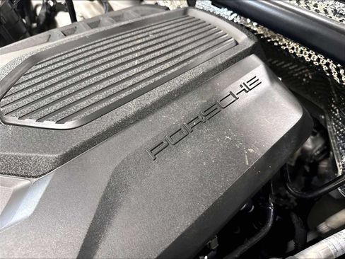 Used 2025 Porsche Macan AWD/4WD image 37
