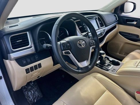 Used 2018 Toyota Highlander XLE AWD/4WD image 8