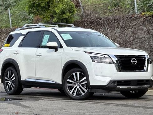 Used 2023 Nissan Pathfinder Platinum image 2