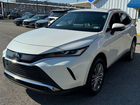 Used 2022 Toyota Venza XLE image 3