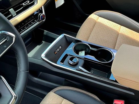 New 2026 Chevrolet Equinox ACTIV w/ Convenience Package III FWD image 8