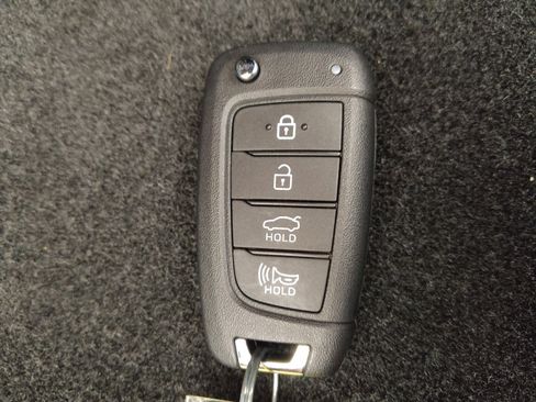 Used 2025 Hyundai Elantra SE FWD image 32