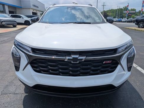 Used 2024 Chevrolet Trax RS w/ Sunroof Package FWD image 8