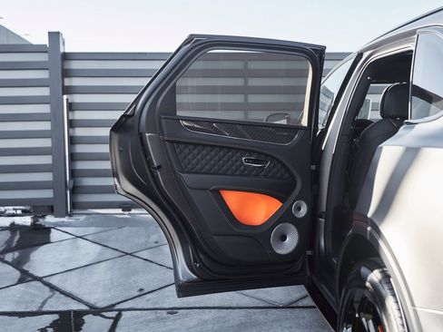 Used 2025 Bentley Bentayga image 27