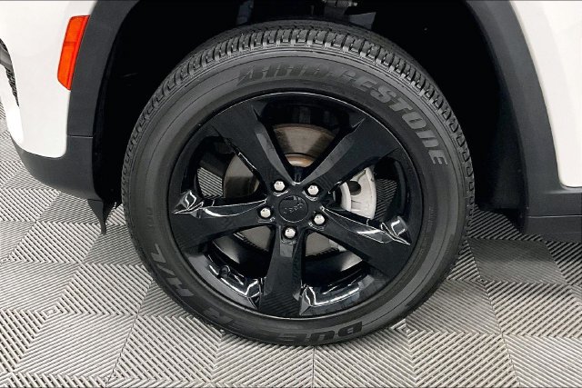 Used 2023 Jeep Grand Cherokee Altitude AWD/4WD image 9