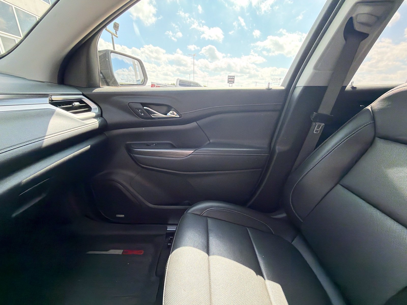 Used 2023 GMC Acadia SLT w/ Elevation Edition FWD image 9
