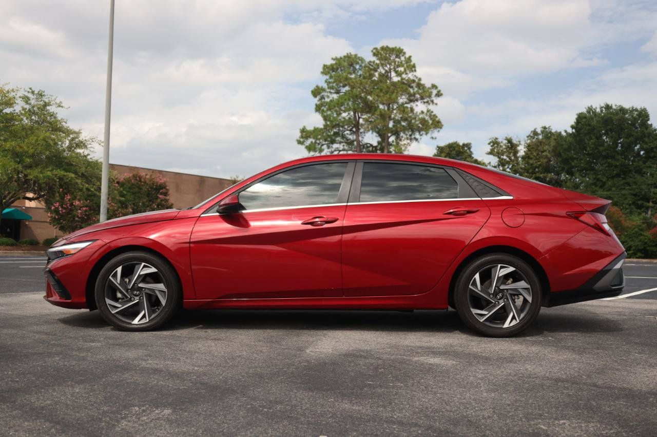 Used 2024 Hyundai Elantra SEL w/ Convenience Package FWD image 2