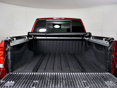 Used 2015 Nissan Titan SV image 12