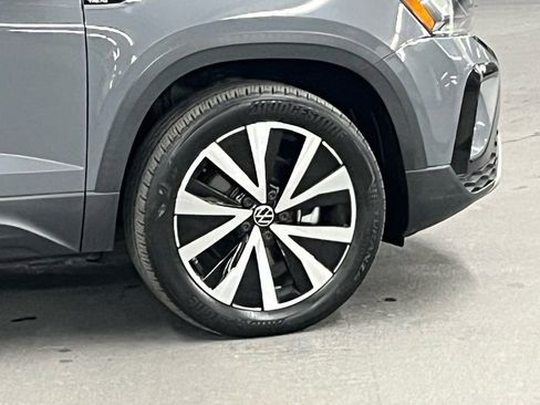 Used 2023 Volkswagen Taos SE w/ Panoramic Sunroof Package image 37