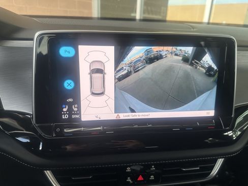 Used 2024 Volkswagen Atlas Cross Sport SE w/ Panoramic Sunroof Package FWD image 25