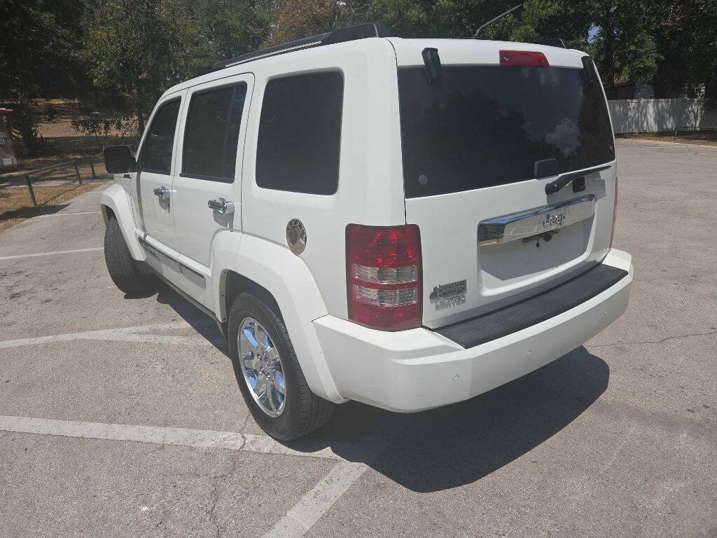 Used 2010 Jeep Liberty Limited w/ Tire & Wheel Group RWD image 4