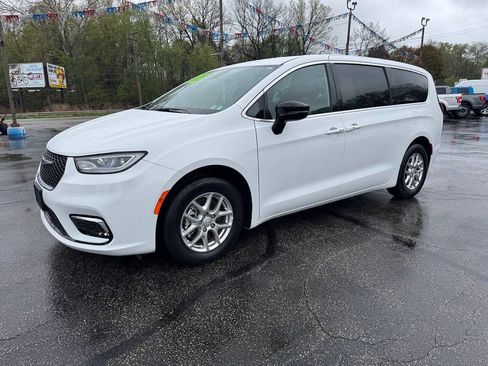 Used 2025 Chrysler Pacifica Select FWD image 8