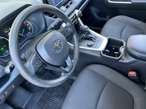 Used 2022 Toyota RAV4 LE image 10