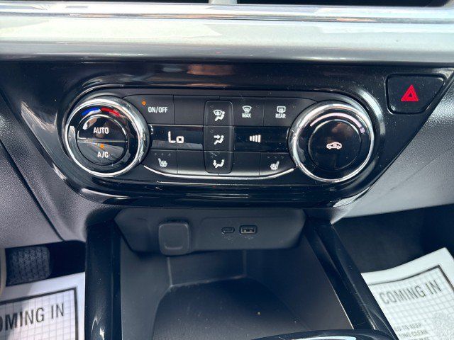 Used 2025 Chevrolet Trax LT w/ LT Convenience Package FWD image 21
