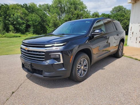 Used 2026 Chevrolet Traverse LT AWD/4WD image 1