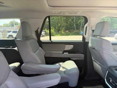 Used 2025 Ford Expedition Active AWD/4WD image 12