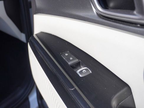 Used 2023 Kia Carnival LX image 36